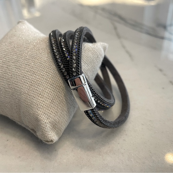Gray Leather and Crystal wrap bracelet with silver magnetic closure - Picture 3 of 3
